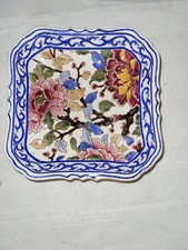 Un petit plat en faïence de