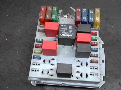 Boîte fusibles moteur - à,