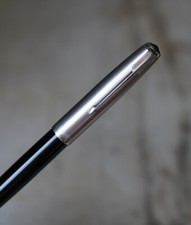 BEAU STYLO PLUME PARKER 51 EN RESINE NOIRE & METAL CHROME - PLUME OR MASSIF FINE