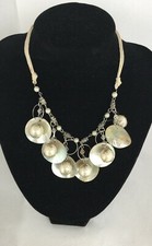 COLLIER COURT/ 4 LIENS/ NACRE NATURELLE/ METAL ARGENTE/ PERLES NACREES/ 1970