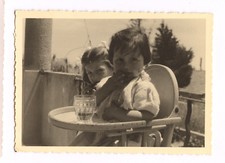 2 Little Girls High Chair - Antique Amateur Photo An. 1940 50