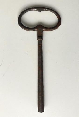 Ancienne cle pour - pour, carre