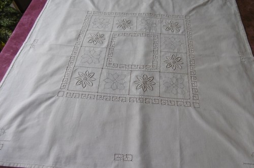 Nappe vintage avec broderies