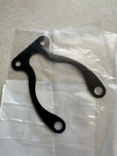 Bras Articulé Avant, Plaque