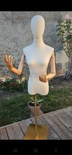 Mannequin femme articulé sur pied doré – tissu beige et bras en bois