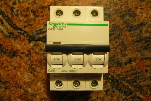 Disjoncteur triphase - triphase, 20