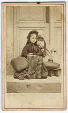 CDV photo 2 little girls waiting outside the door - 1850 Children's outdoor
