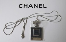 CHANEL COLLIER PENDENTIF N°19