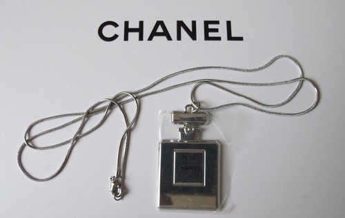 Chanel collier pendentif 19 - chanel,