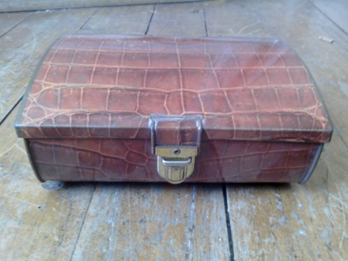 Ancienne boite tole forme - ancienne, en
