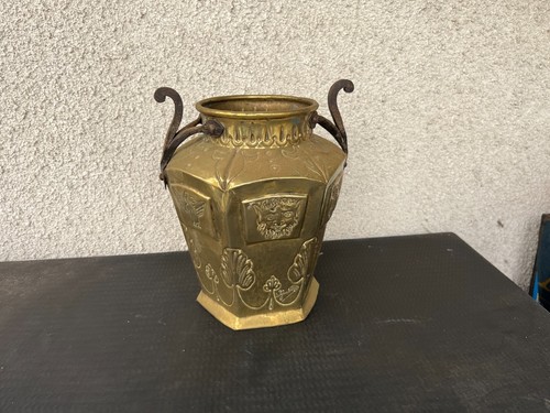 Vase laiton repoussé ancien