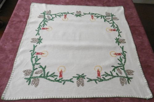 Nappe vintage joliment brodée