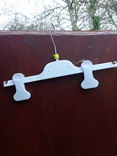 Petits cintres plastique gris - cintres,