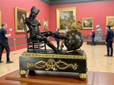 19th century BRONZE PENDULUM REPRESENTING NAPOLEON "THE EVE OF WAGRAM"