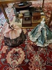 2 Demi Figurines en porcelaine avec robes style princesse années 1900/1920