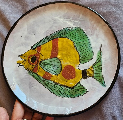 Rare assiette table signée - de,