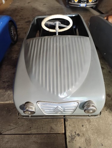 Voiture pédales ancienne - à,