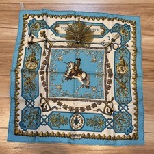Foulard Hermès Carr 90 d'occasion, Louis XIV sur un cheval blanc, bleu