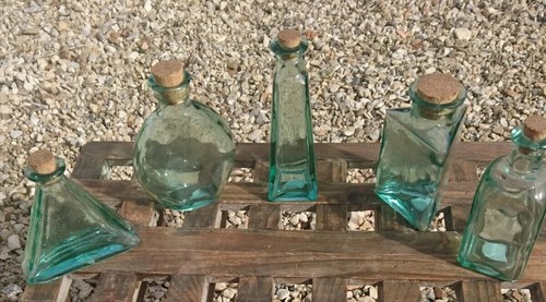 Flacons verre vert - 5, tbe
