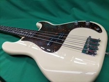 Guitare basse électrique