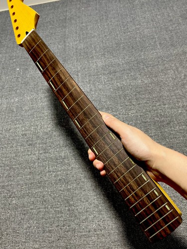 Glow dark fretless guitar - in,