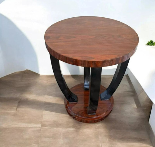 Une table basse - ronde, art