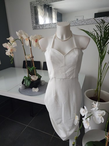 Une robe bustier - robe, mi-longue