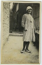 OLD PHOTO - VINTAGE SNAPSHOT - WOMAN FASHION HAT SHOE - WOMAN FASHION