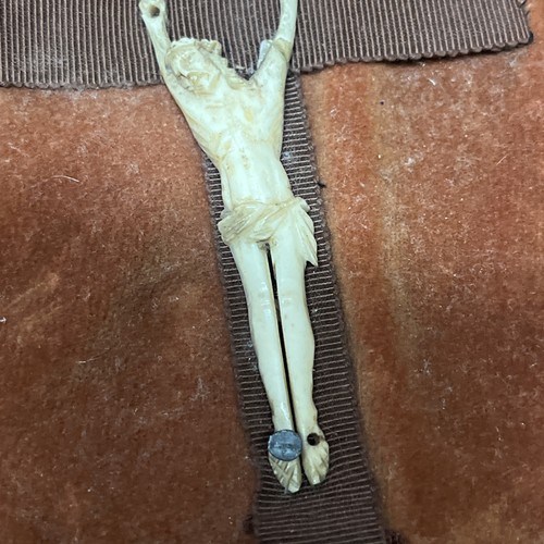 Christ sculpté sur - , bois