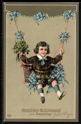Petit enfant sur balançoire