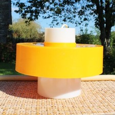 Lustre jaune et blanc en plastique vintage