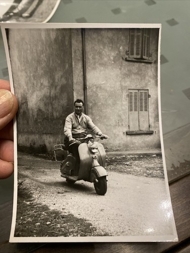 Ancienne photo homme sur vespa - ancienne,