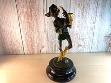 Sculpture d'un gobelin jouant du saxophone coloré en bronze d'après Juno