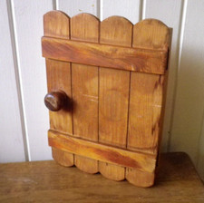 Petite armoire à clefs murale