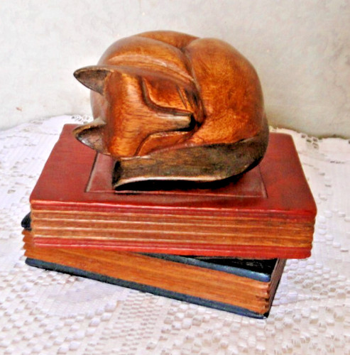 Chat bois sculpté couché - , sur