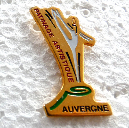 Pin sport club auvergne - pin's,
