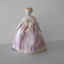 petite poupée en porcelaine 