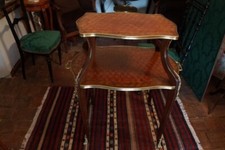 Table à thé avec laiton dit