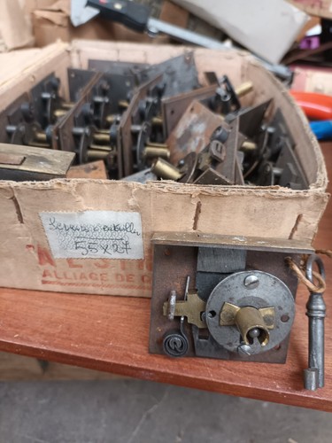 Ancienne serrure verticale - ancienne,