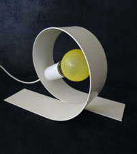 Lampe design Massive Looping métal laqué blanc loft moderniste rétro minimaliste