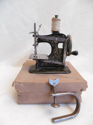 Petite machine coudre - petite, À