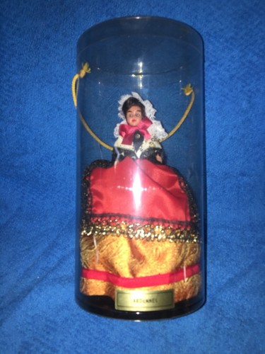 Poupée miniature costume