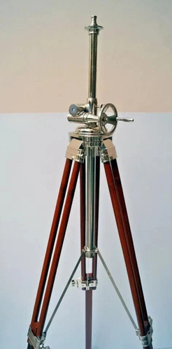Lampadaire sur pied trépied