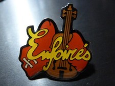 RARE pin's les restos du coeur COLUCHE enfoirés gant boxe avec violon sketch