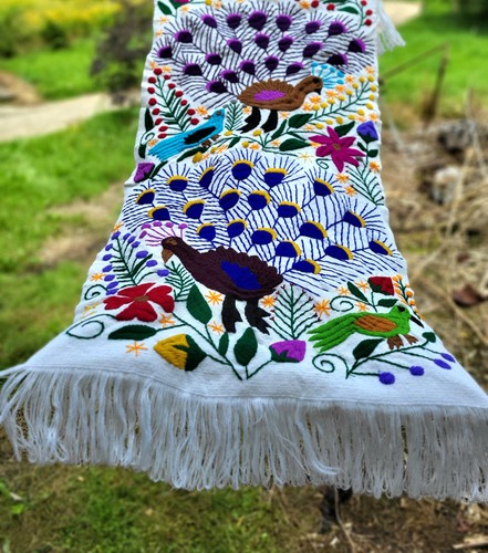 Tenture blanche broderie faite - tenture,