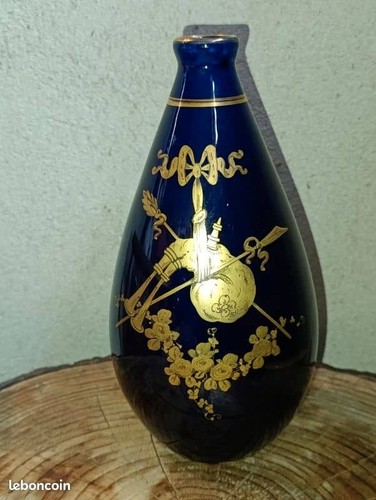 Ancien vase bleu nuit signé