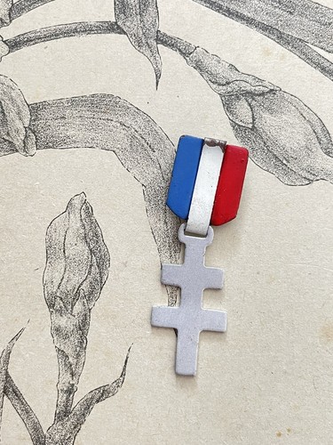 Ancienne épingle medaille - ancienne,