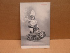 JOUETS CHEVAL A BASCULE enfant sur son cheval à bascule beau plan