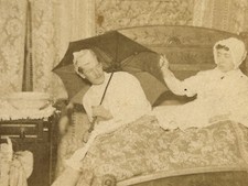 Comique Couple au lit avec un parapluie 1890 Photo Strohmeyer Stereo Vintage