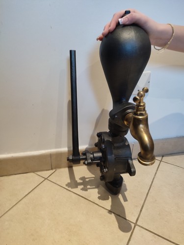 Pompe eau ancienne - à,